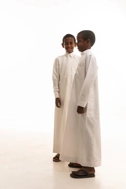 أطفال سعوديون بالثوب الأبيض التقليدي في الاستوديو