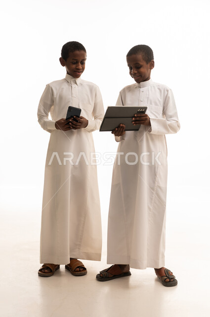 أطفال سعوديون يستخدمون الأجهزة اللوحية والهواتف الذكية