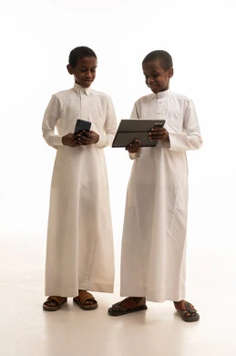 أطفال سعوديون يستخدمون الأجهزة اللوحية والهواتف الذكية