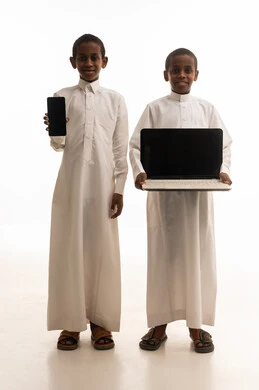 أطفال سعوديون يحملون لابتوب وهاتف ذكي في استوديو