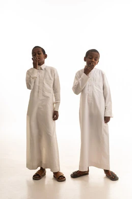 أطفال سعوديون بالثياب التقليدية يتثاءبون في الاستوديو