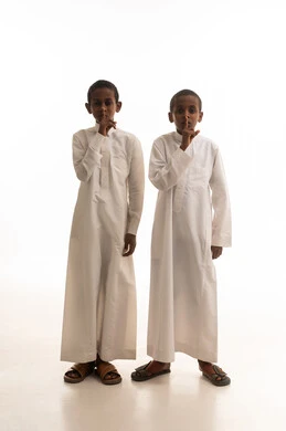 طفلان سعوديان يطلبان الهدوء في استوديو تصوير