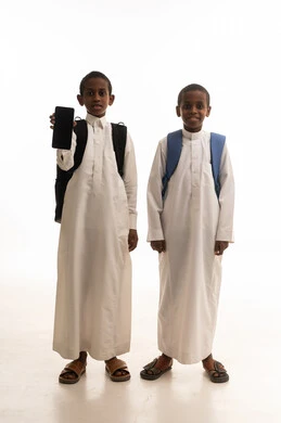 طلاب سعوديون يرتدون الثياب مع هاتف ذكي بخلفية بيضاء