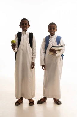 طلاب مدارس سعوديون بالثوب التقليدي مع الكتب
