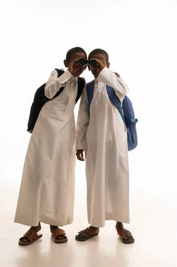 طلاب سعوديون مع منظار بخلفية بيضاء