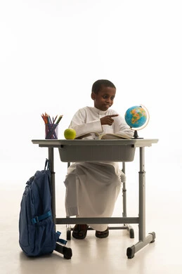 طالب سعودي يشير إلى مجسم الكرة الأرضية