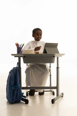 طالب سعودي يستخدم الجهاز اللوحي في المدرسة