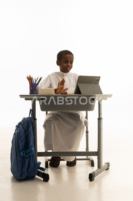 طالب سعودي يستخدم الجهاز اللوحي للتعلم عن بعد
