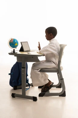 طالب سعودي بالثوب الأبيض يستخدم جهاز لوحي