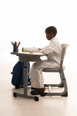 طالب سعودي يذاكر على مكتب دراسي خلفية بيضاء