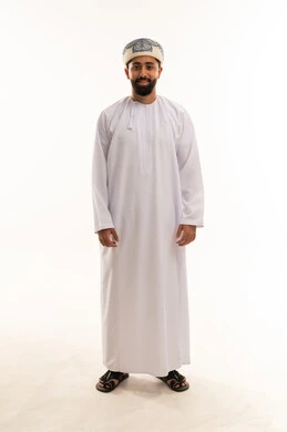 رجل عماني بالزي التقليدي الدشداشة والكمة العمانية