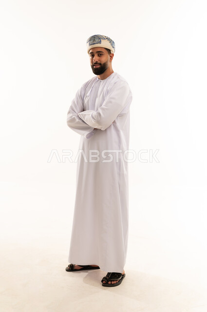 رجل عماني بالزي التقليدي أمام خلفية بيضاء