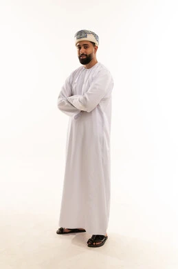 رجل عماني بالزي التقليدي أمام خلفية بيضاء