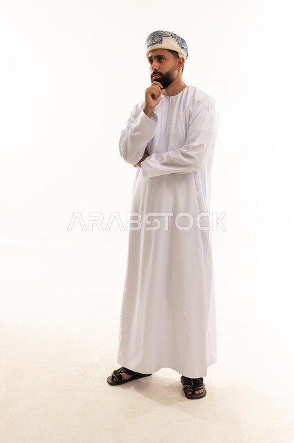 رجل عماني بالزي التقليدي في وضعية تفكير