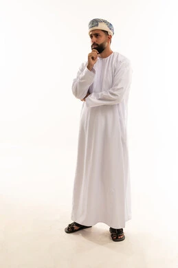 رجل عماني بالزي التقليدي في وضعية تفكير