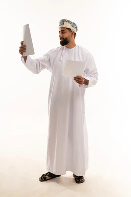 رجل عُماني يراجع مستندات على خلفية بيضاء