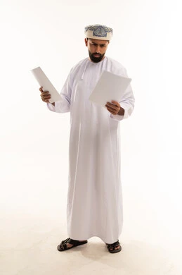رجل عُماني يقرأ مستندات بالزي التقليدي
