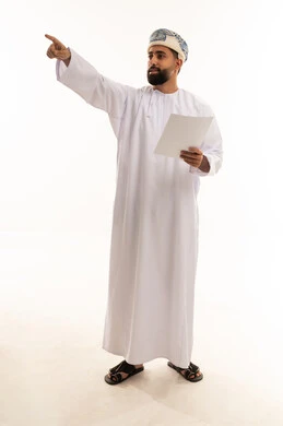رجل عُماني بالزي التقليدي يشير بيده ويمسك ورقة رجل عُماني بالزي التقليدي يشير بيده ويمسك ورقة