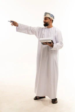رجل عماني بالزي التقليدي يشير بيده مع دفتر