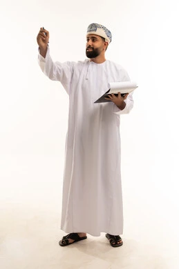 رجل عماني بالزي التقليدي يكتب على خلفية بيضاء