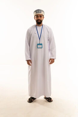 رجل عُماني بالزي التقليدي وبطاقة تعريفية