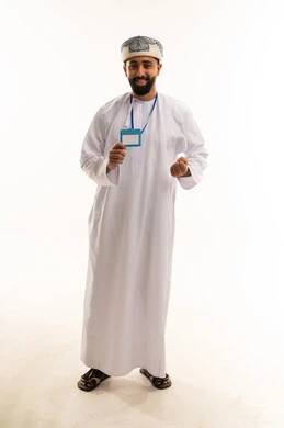 رجل عُماني بالزي التقليدي يحمل بطاقة هوية