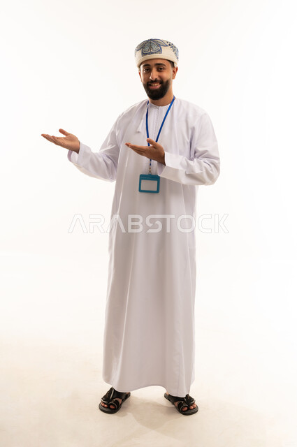 رجل عماني بالزي التقليدي يشير بيده في الاستوديو