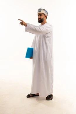 رجل عماني بالزي التقليدي يشير بيده خلفية بيضاء