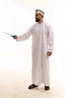 رجل عُماني بالزي التقليدي يسلم ملف ورقي بخلفية بيضاء