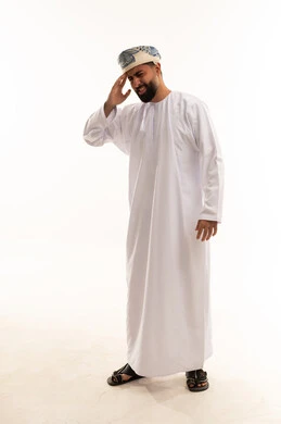 رجل عماني يعاني من الصداع بالزي التقليدي الأبيض