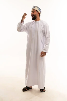 رجل عُماني يتثاؤب بالدشداشة التقليدية في الاستوديو