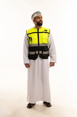 مهندس عماني يرتدي سترة سلامة على خلفية بيضاء