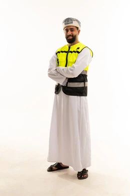 رجل عماني يرتدي سترة السلامة على خلفية بيضاء