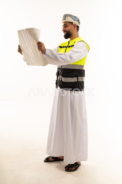 مهندس عماني مع مخطط بزي السلامة المهنية