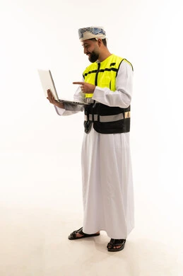 مهندس عُماني يحمل لابتوب على خلفية بيضاء