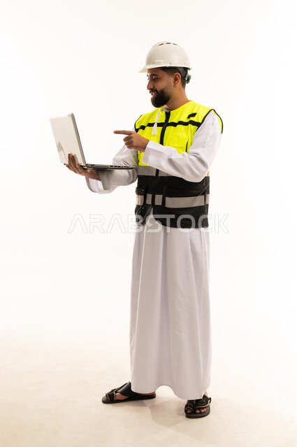 مهندس عربي مع كمبيوتر محمول خلفية بيضاء