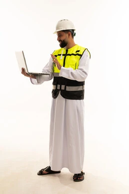 مهندس عربي بجهاز محمول وسترة سلامة