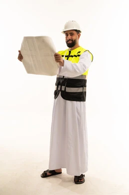 مهندس عربي بالثوب يحمل مخطط بناء بخلفية بيضاء