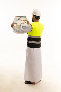 مهندس عربي مع مخطط بناء بملابس السلامة
