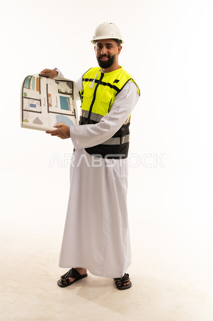 مهندس عربي يحمل مخطط هندسي بمعدات السلامة