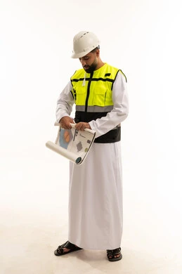 مهندس عربي بالثوب يراجع مخططات هندسية