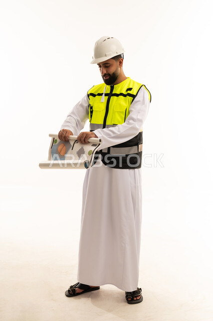 مهندس عربي مع مخطط هندسي بخلفية بيضاء