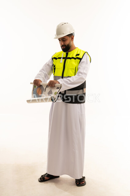 مهندس عربي يرتدي ملابس السلامة مع مخطط
