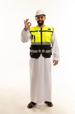 مهندس سعودي بسترة سلامة يشير بعلامة التمام