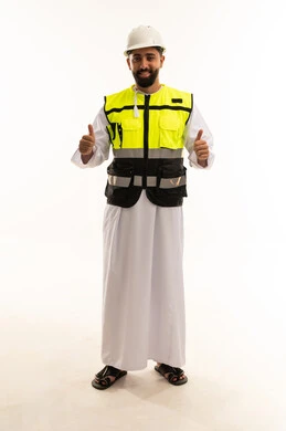 مهندس سعودي بمعدات السلامة يرفع إبهامه