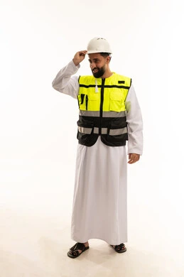 مهندس سعودي بسترة السلامة والخوذة البيضاء