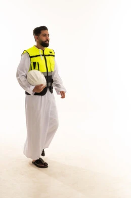 مهندس سعودي يرتدي سترة السلامة على خلفية بيضاء