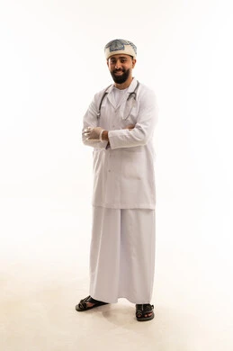 طبيب عماني يرتدي معطف المختبر مع سماعة طبية