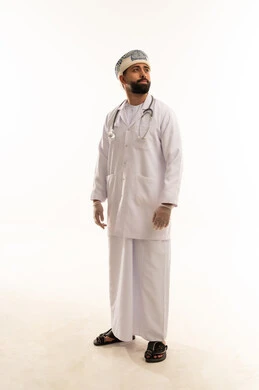 طبيب عُماني بالمعطف المختبري والسماعة الطبية