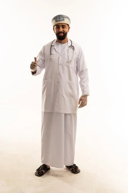 طبيب عماني يبتسم مع إشارة الإبهام للأعلى
